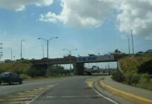 Joven resultó lesionado en colisión entre auto y moto en Las Margaritas