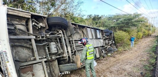 Vuelco en la Morón-Coro deja varios lesionados y daños materiales a la altura de Píritu
