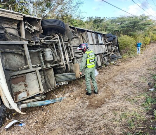 Vuelco en la Morón-Coro deja varios lesionados y daños materiales a la altura de Píritu