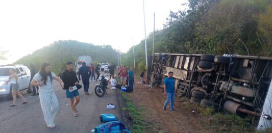 Vuelco de transporte público deja 17 personas lesionadas en la carretera Morón-Coro