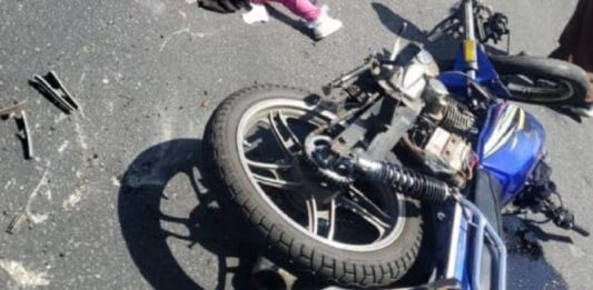 Neumático delantero estalló en plena marcha: motorizado sufrió accidente en Punto Fijo