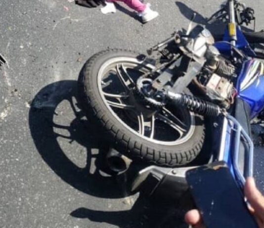 Neumático delantero estalló en plena marcha: motorizado sufrió accidente en Punto Fijo
