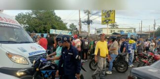 Dos jovenes pierden la vida tras colisionar su motocicleta contra un camión de carga