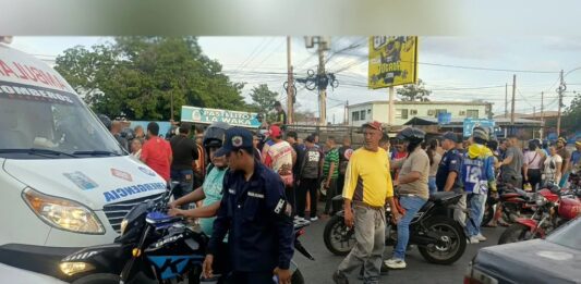 Dos jovenes pierden la vida tras colisionar su motocicleta contra un camión de carga