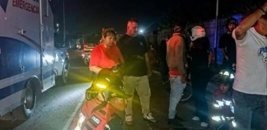 ¡Accidente en la Ollarvides! Deslizamiento de moto deja dos heridos