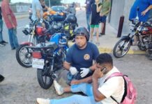 Dos motorizados resultan lesionados tras colisión en el sector Caja de Agua de Punto Fijo