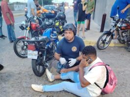 Dos motorizados resultan lesionados tras colisión en el sector Caja de Agua de Punto Fijo