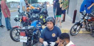 Dos motorizados resultan lesionados tras colisión en el sector Caja de Agua de Punto Fijo