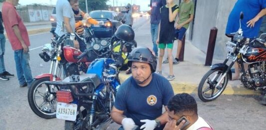 Dos motorizados resultan lesionados tras colisión en el sector Caja de Agua de Punto Fijo