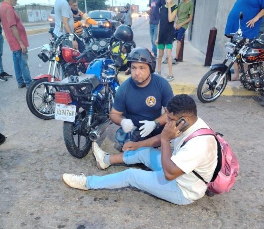 Dos motorizados resultan lesionados tras colisión en el sector Caja de Agua de Punto Fijo