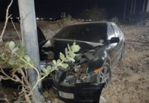 Conductor resulta herido tras esquivar un bache y chocar contra un poste en la avenida Rafael González
