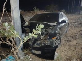 Conductor resulta herido tras esquivar un bache y chocar contra un poste en la avenida Rafael González