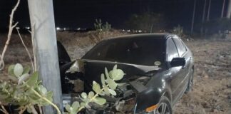 Conductor resulta herido tras esquivar un bache y chocar contra un poste en la avenida Rafael González