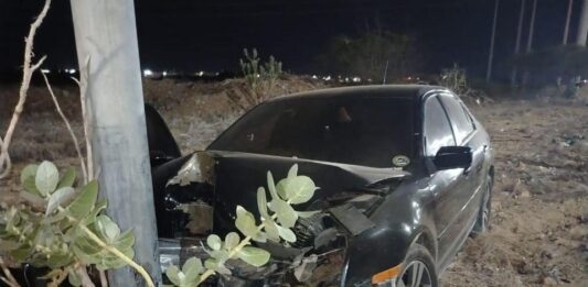Conductor resulta herido tras esquivar un bache y chocar contra un poste en la avenida Rafael González