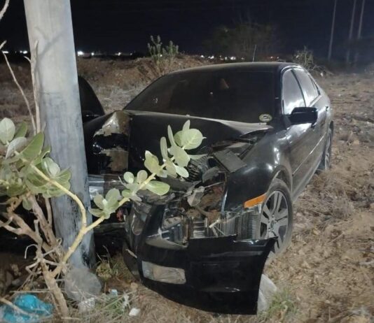 Conductor resulta herido tras esquivar un bache y chocar contra un poste en la avenida Rafael González