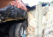 Vehículo impactó contra una vivienda tras colisionar con una gandola en la Morón-Coro