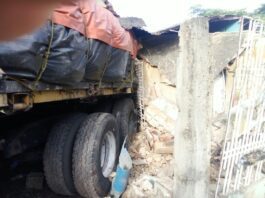 Vehículo impactó contra una vivienda tras colisionar con una gandola en la Morón-Coro