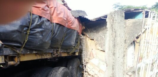 Vehículo impactó contra una vivienda tras colisionar con una gandola en la Morón-Coro
