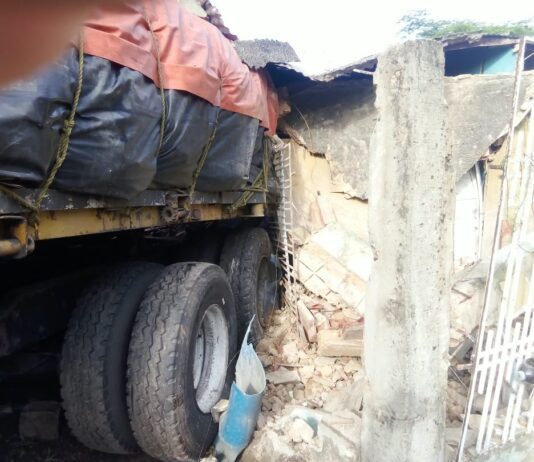 Vehículo impactó contra una vivienda tras colisionar con una gandola en la Morón-Coro