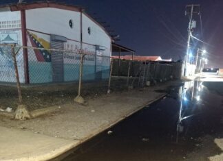 Colapso de aguas servidas en el sector Bicentenario de Punta Cardón amenaza la salud de estudiantes y vecinos