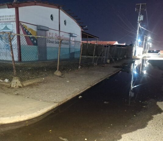 Colapso de aguas servidas en el sector Bicentenario de Punta Cardón amenaza la salud de estudiantes y vecinos