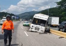 Muere una docente y ocho estudiantes resultan heridos tras vuelco de autobús escolar