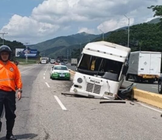 Muere una docente y ocho estudiantes resultan heridos tras vuelco de autobús escolar