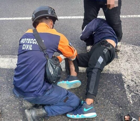 Motorizado resulta con fractura tras colisión en Caja de Agua