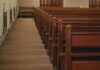 Sacerdote muere impactado por una cruz durante transmisión en directo