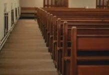 Sacerdote muere impactado por una cruz durante transmisión en directo