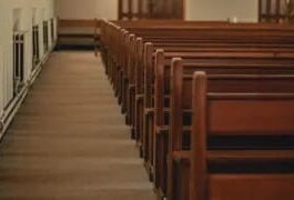 Sacerdote muere impactado por una cruz durante transmisión en directo