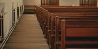 Sacerdote muere impactado por una cruz durante transmisión en directo