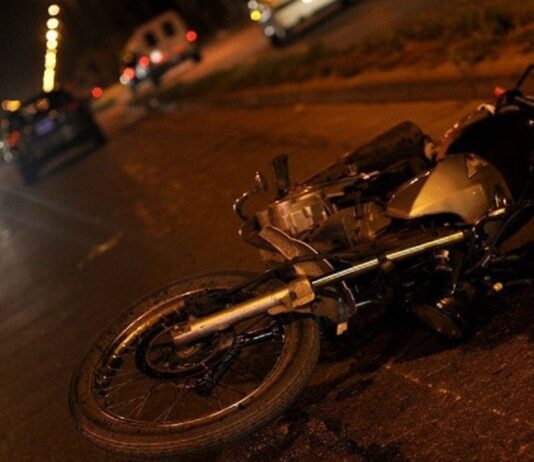 Motorizado ebrio sufrió lesiones tras deslizamiento en la avenida principal del sector Universitario