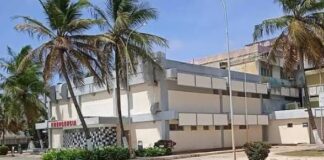 Dos jovenes heridos tras colisión entre moto y vehículo en San Juan de los Cayos