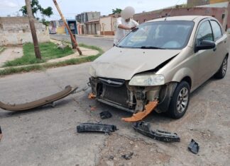 Tres lesionados, entre ellos un niño de dos años, tras colisión entre vehículo y moto en Caja de Agua