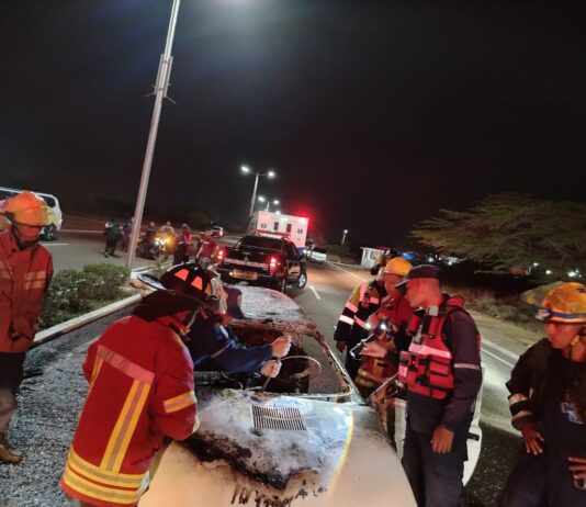 Extinguen incendio de vehículo en la avenida principal de Judibana