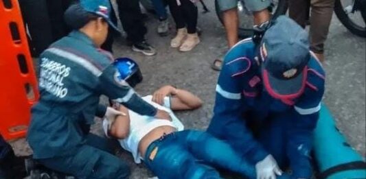 Colisión entre una buseta y una moto deja un joven herido en la Falcón-Zulia