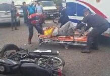 Video| Joven resultó herido tras colisión entre moto y camioneta en la avenida Rafael González de Punto Fijo