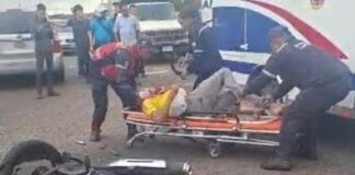 Video| Joven resultó herido tras colisión entre moto y camioneta en la avenida Rafael González de Punto Fijo
