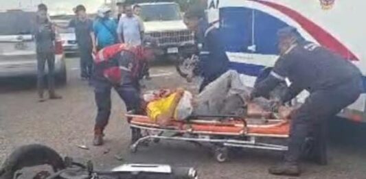 Video| Joven resultó herido tras colisión entre moto y camioneta en la avenida Rafael González de Punto Fijo
