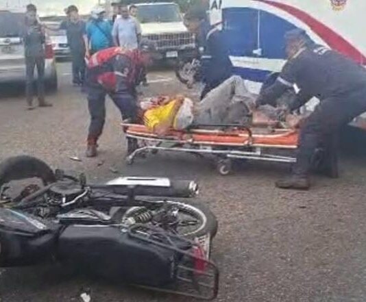 Video| Joven resultó herido tras colisión entre moto y camioneta en la avenida Rafael González de Punto Fijo
