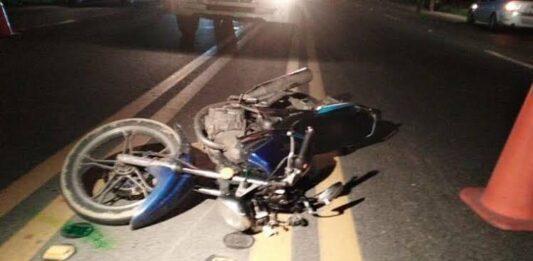 Motorizado desliza por pavimento mojado en la Intercomunal Punta Cardón y deja un lesionado