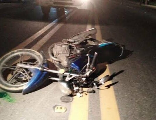 Motorizado desliza por pavimento mojado en la Intercomunal Punta Cardón y deja un lesionado