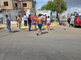 Motocicleta intentó adelantar un vehículo y desencadenó un accidente con saldo de tres lesionados