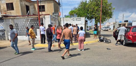 Motocicleta intentó adelantar un vehículo y desencadenó un accidente con saldo de tres lesionados