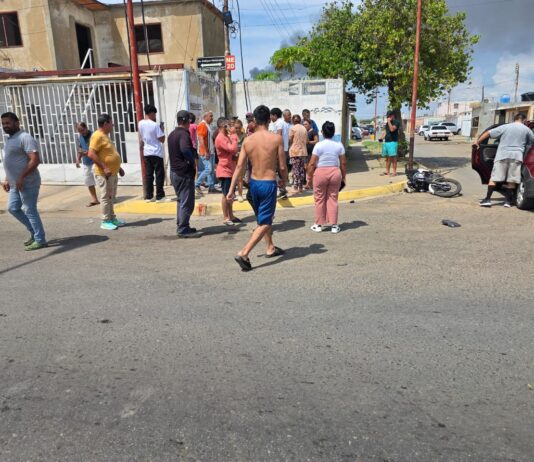 Motocicleta intentó adelantar un vehículo y desencadenó un accidente con saldo de tres lesionados