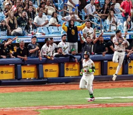 ¡Garra melenuda en Valencia! Caracas embosca al Magallanes en el décimo y barre la serie
