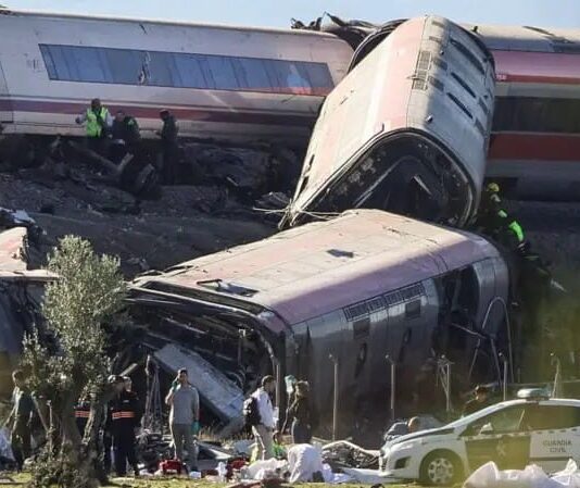Choque de trenes deja al menos 68 muertos en España