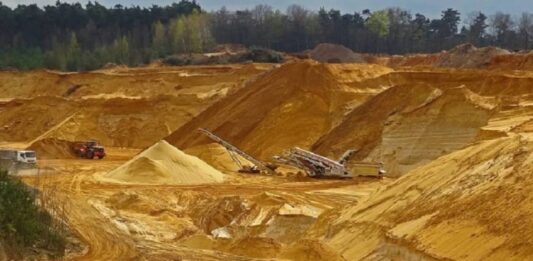 Llegan 41 máquinas pesadas para incrementar la producción de oro en Venezuela