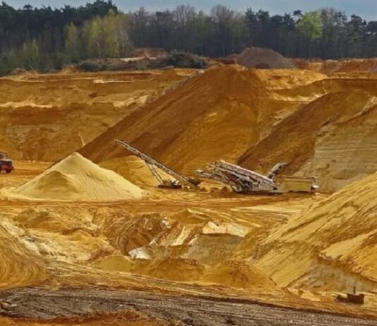 Llegan 41 máquinas pesadas para incrementar la producción de oro en Venezuela